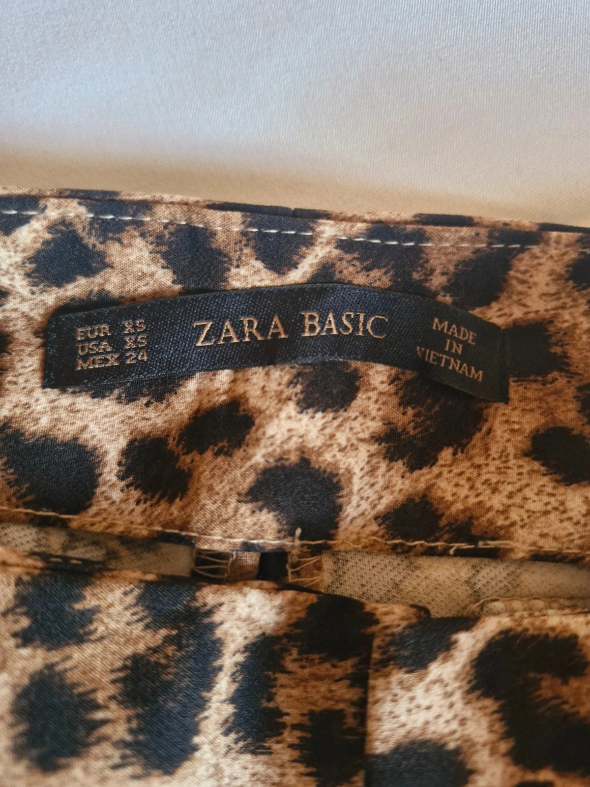 Pantalón Zara Basic con estampado de leopardo – Talla XS – Corte slim – photo 3